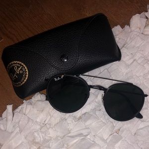 All black polarized raybans!! 😎